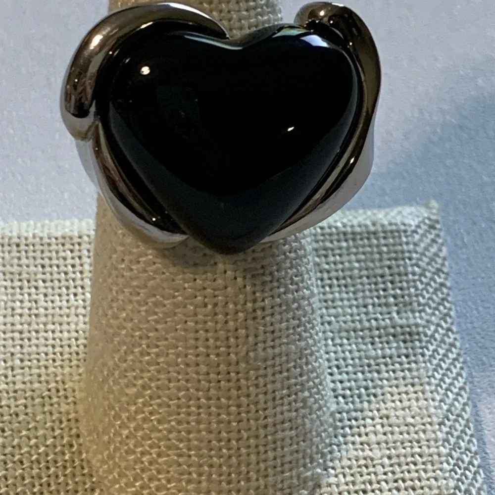Gorgeous black heart statement ring in size 7! ✨